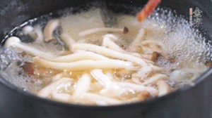 依次放火腿、豆腐，加水大火燒開(kāi)，小火燉煮20分鐘，出鍋前撒上蔥花即可。