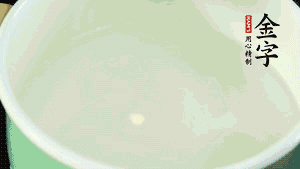 鍋中盛涼水，放入汆燙好的鴿子、火腿片、生姜片。