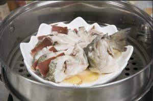 將鱸魚(yú)成花狀擺好，將火腿切片放入各縫隙中，放入鍋中隔水蒸12分鐘拿出，撒上蔥花即可。
