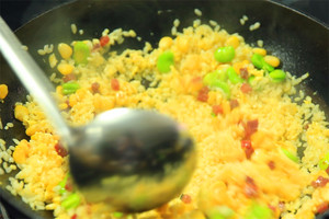 然后加入炒好的食材混合均勻，炒熟即可。出鍋前加少許黑胡椒、鹽和蔥花就可以啦！??！