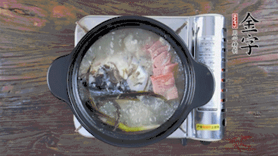 放豆腐、海鮮菇繼續(xù)中小火煮5分鐘。