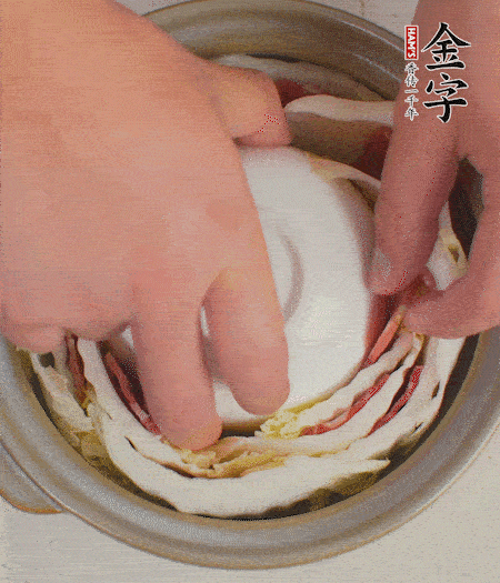 寬度剛好是鍋的高度?？垡粋€(gè)小碗更有助于幫助造型。