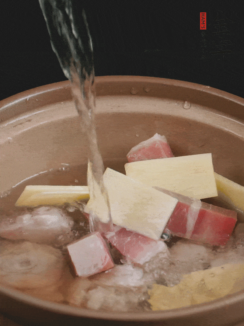 雞塊、火腿、姜片加適量料酒、清水燉80分鐘。