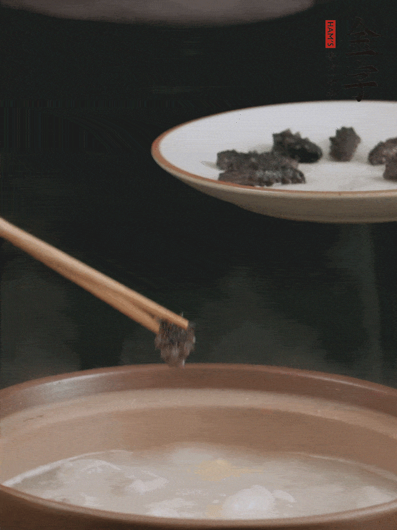 期間雞湯燉到80分鐘時(shí)，加小海參再燉10分鐘。