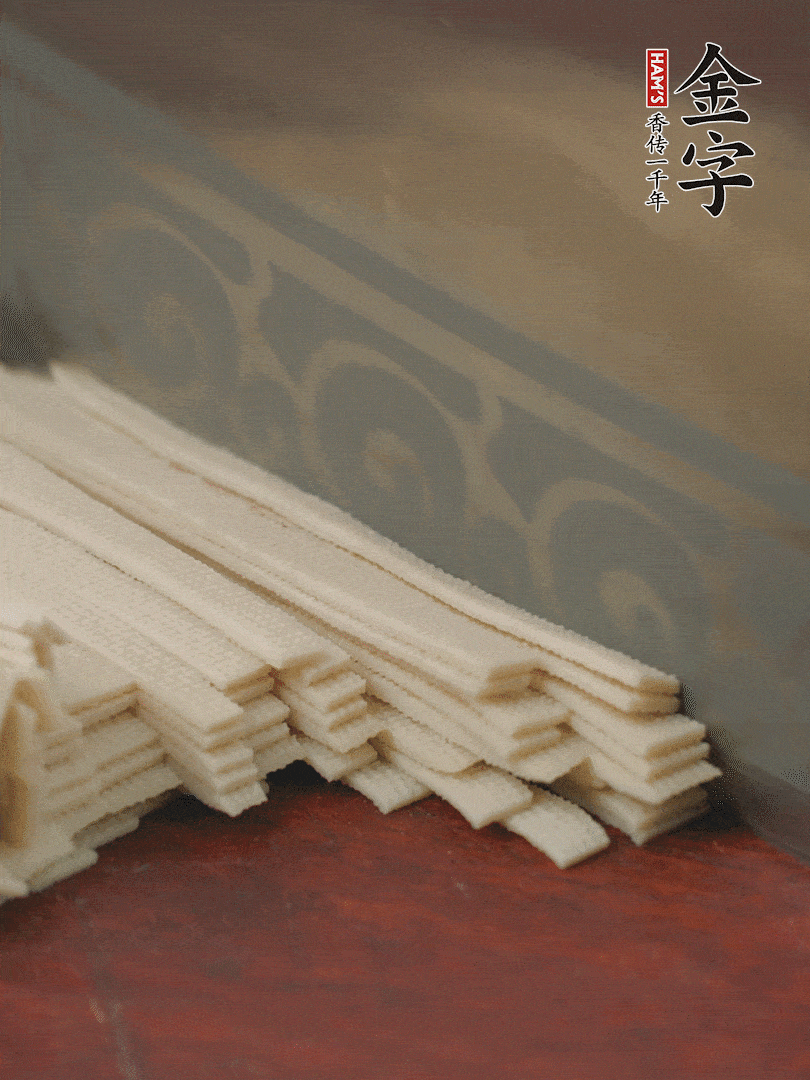 燉火腿期間，千張切細(xì)絲，白蘿卜去皮切細(xì)絲，蒜葉切細(xì)丁。