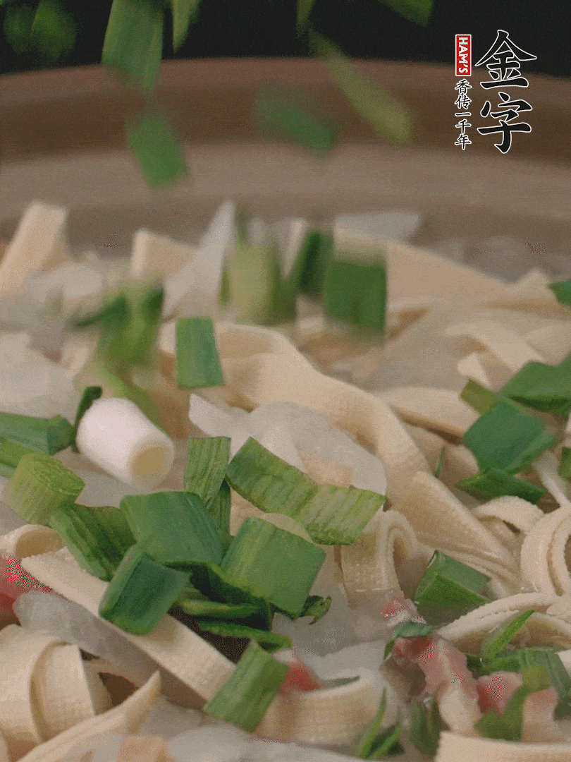撒點(diǎn)蒜葉。