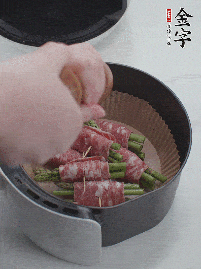 在培根卷上撒點(diǎn)黑胡椒碎。