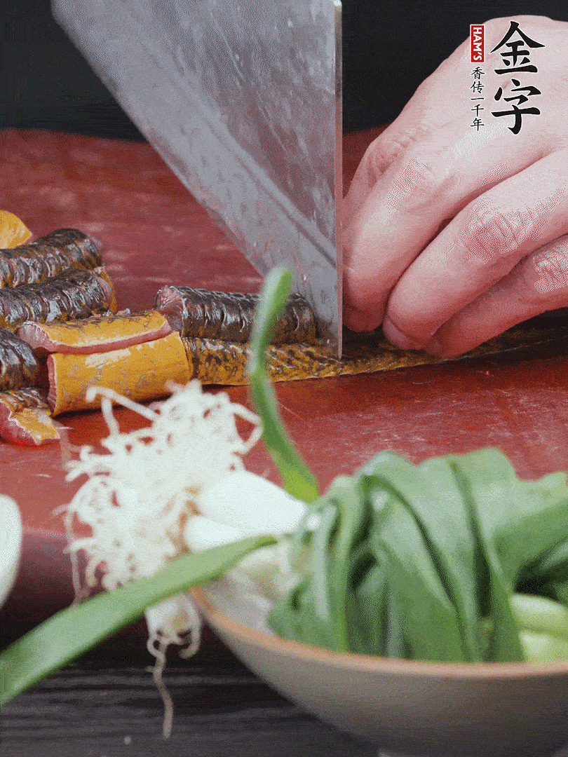 黃鱔去內(nèi)臟洗凈，切花刀斬段。沸水下鍋，加黃酒焯水去血沫。