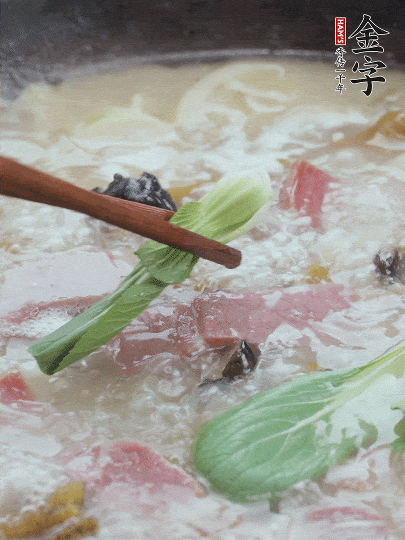 撈出蔥結(jié)，小菜心點(diǎn)綴。