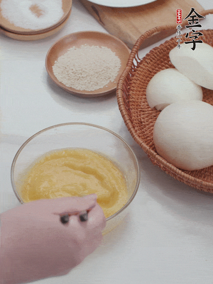 2個(gè)雞蛋加入1小勺鹽、1/2小勺胡椒粉打散。