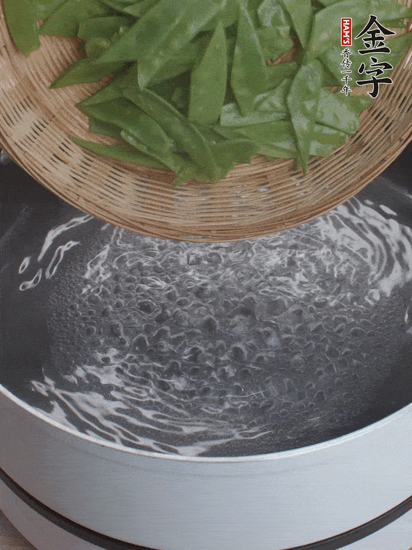 甜豆莢撕掉老筋，斜切兩半，焯水1分鐘。