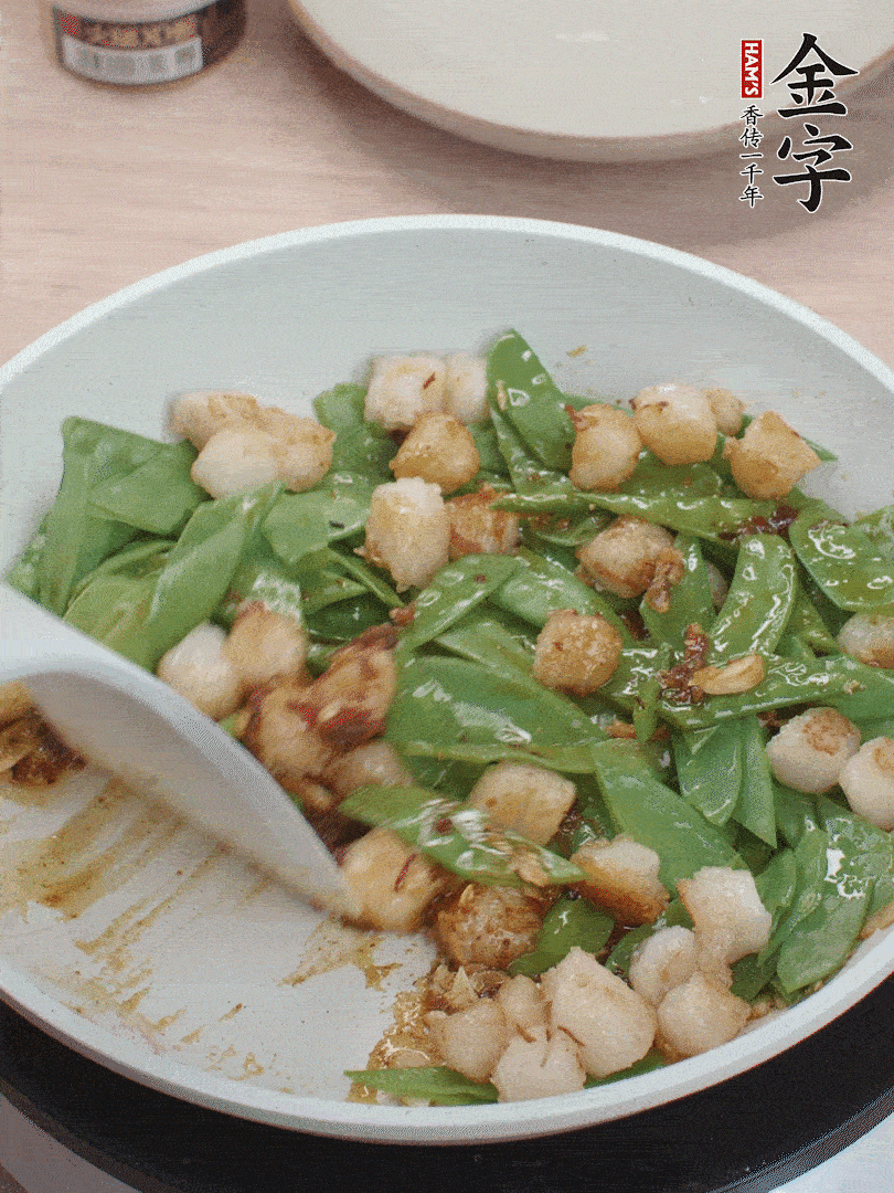 下甜豆莢、鮮貝輕輕翻炒均勻。