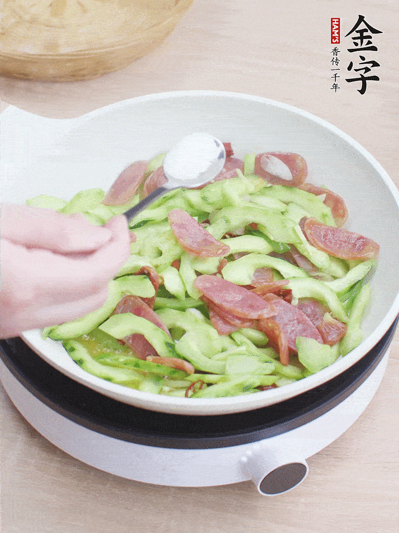 淋點(diǎn)開水，半勺白糖、1勺生抽調(diào)味。