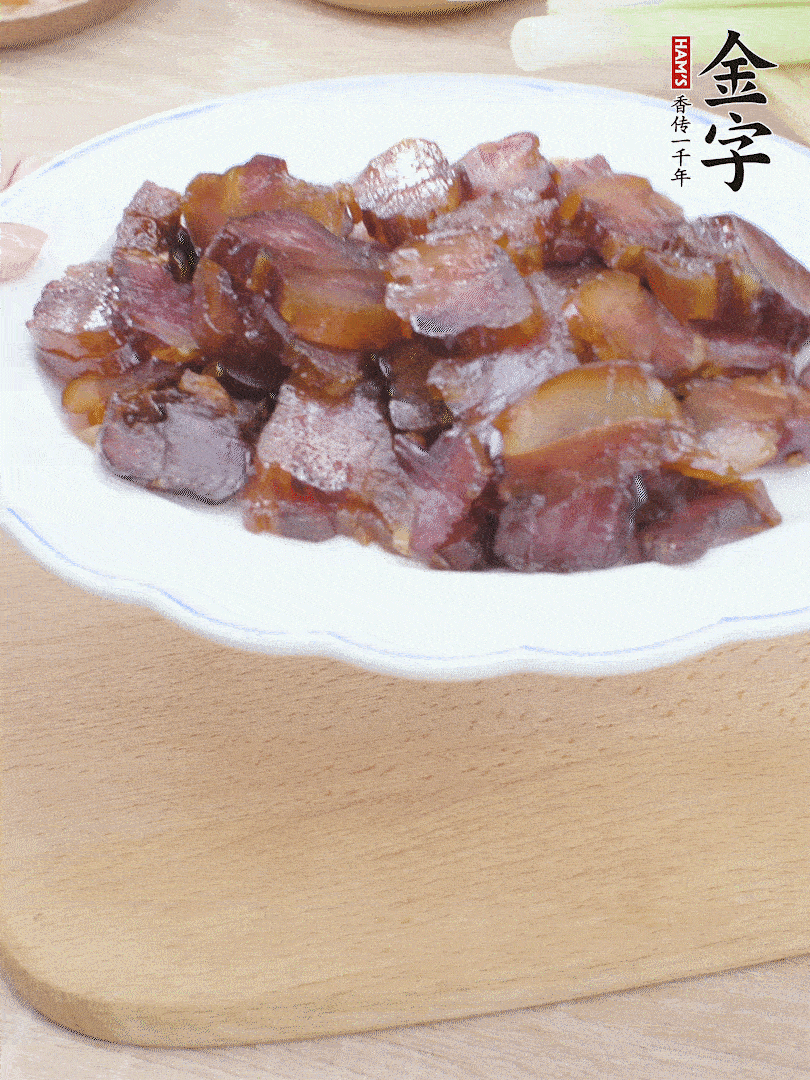 金字醬油肉水煮15分鐘，切薄片。