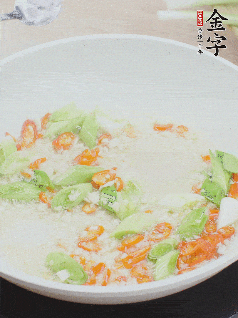 油5成熱時，下蒜末、辣椒、蒜白煸炒。