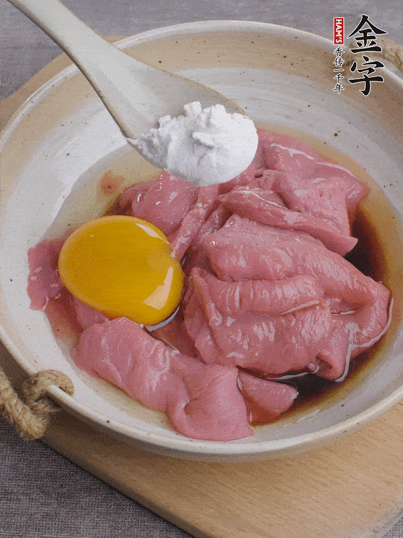 牛肉切片，雞蛋1個(gè)、水2勺、料酒1/2勺、生抽1/2勺、生粉1勺腌15分鐘。