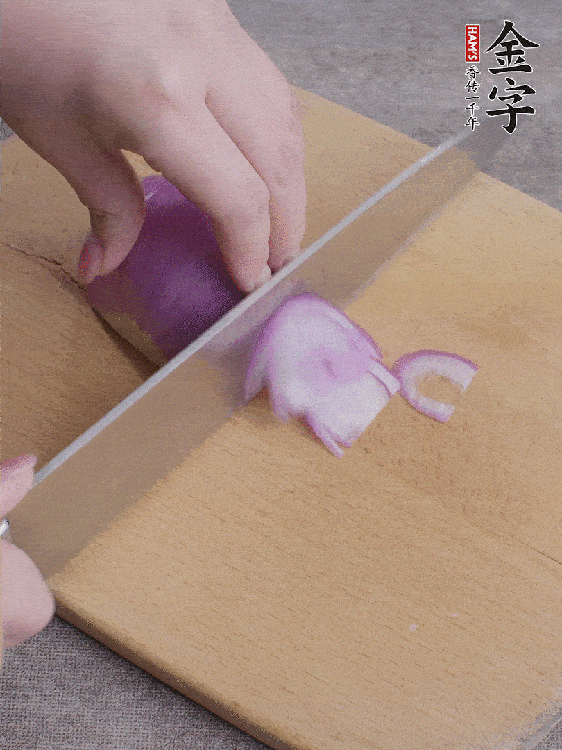 洋蔥切絲、蔥切段。