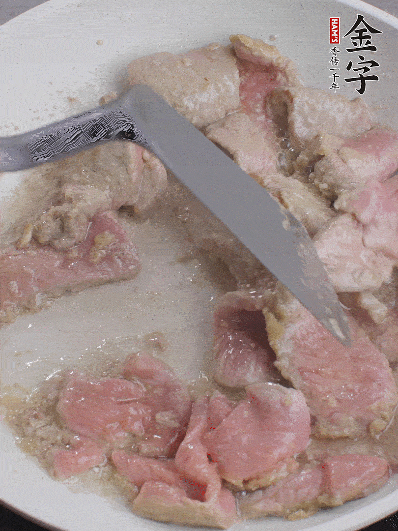 鍋中少油，下牛肉炒至變色。（盛出來）