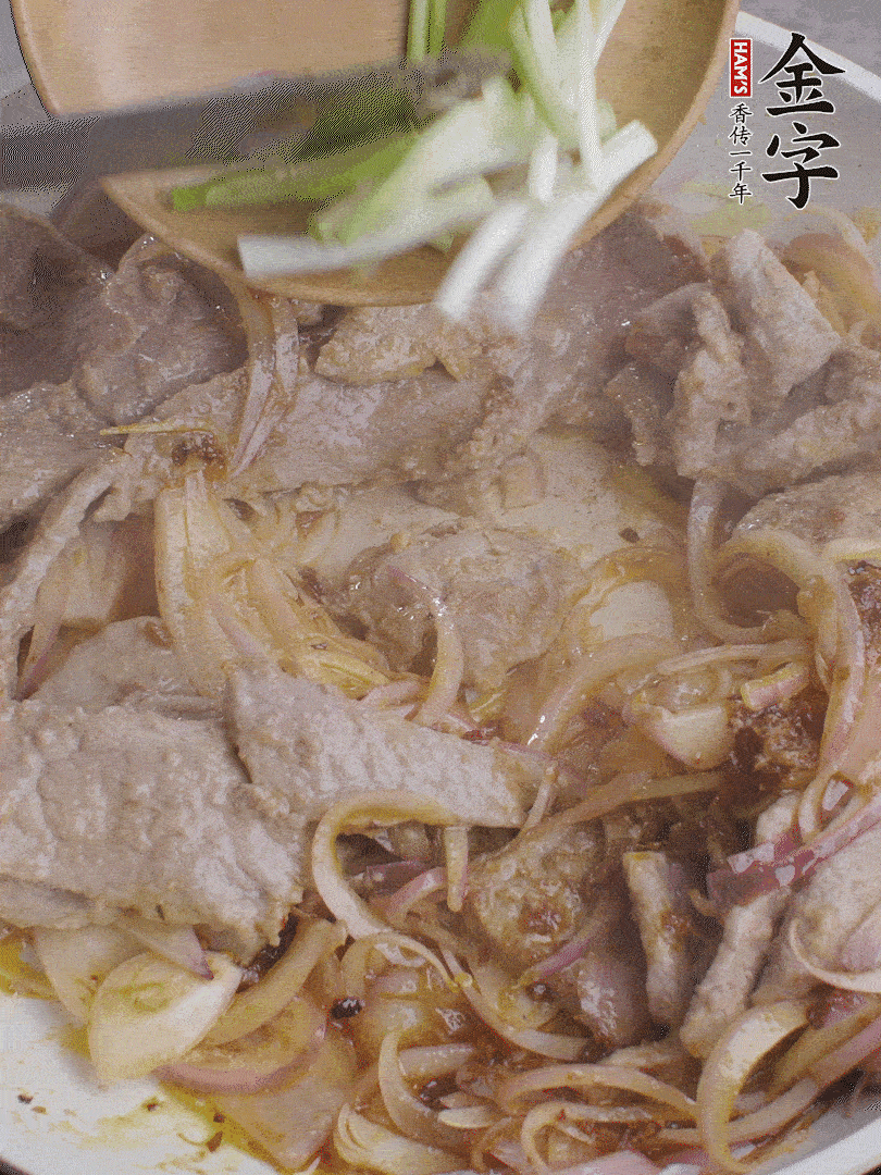 下牛肉、蔥段快炒。