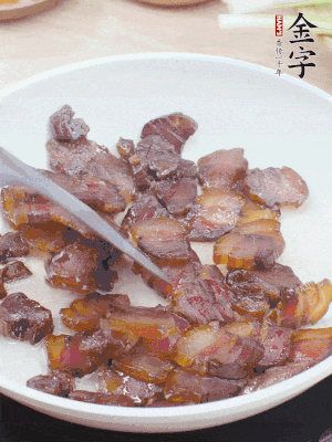 熱鍋少油，醬油肉煸出油脂，盛出。