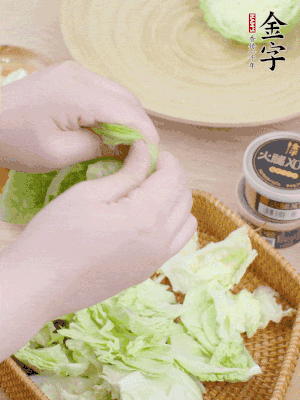 卷心菜掰成小片。