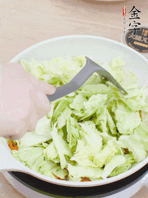 下卷心菜翻炒。