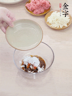 熱油起鍋，五花肉煸出油脂，表面微微發(fā)黃。