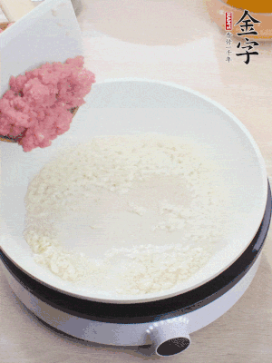 下火腿片、筍干均勻翻炒后，加2勺料酒、適量清水。
