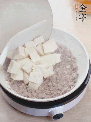 蓋蓋燉煮20分鐘后，加腐皮，撒一點枸杞。