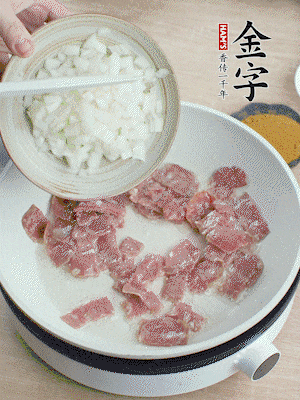 依次下洋蔥、紅菜椒、豌豆粒、玉米粒翻炒均勻。