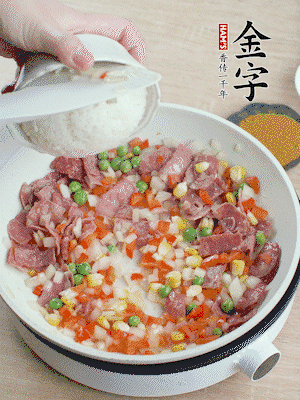 放米飯炒至顆粒分明。