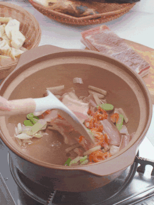 砂鍋中倒入油，放入姜片、蔥段、咸肉、海米炒出香味。