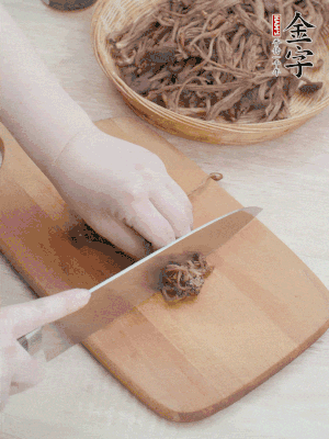 干茶樹菇浸泡過夜，去老根焯水，擠干水份。