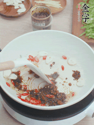熱鍋涼油，姜蒜、辣椒、金字火腿xo醬炒香。