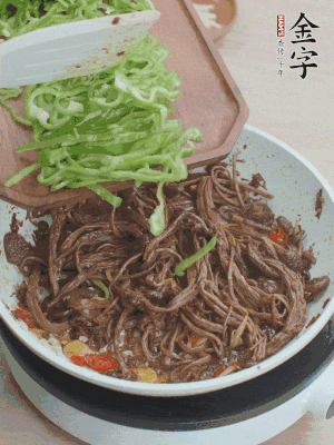 水分煸干，下青椒絲快炒1分鐘。