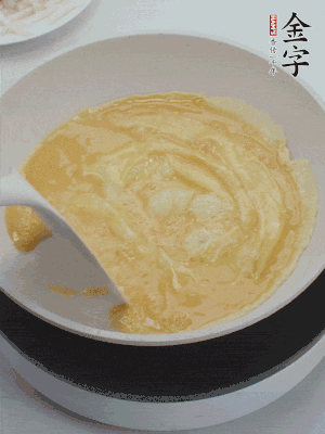 2個雞蛋炒散。