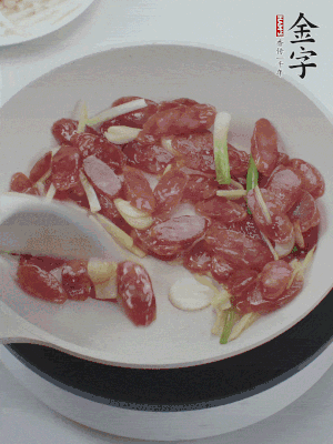 熱鍋爆香姜蒜片，下香腸炒出香味。