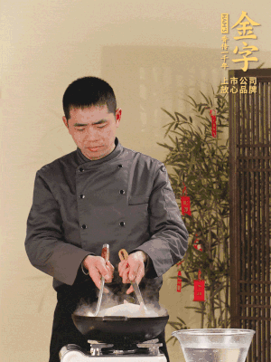 整只土雞冷水下鍋，加蔥姜、料酒焯水，撈出后用溫水清洗干凈。