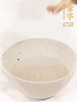 羊肚菌流水洗凈2遍后，溫水泡發(fā)15-20分鐘。