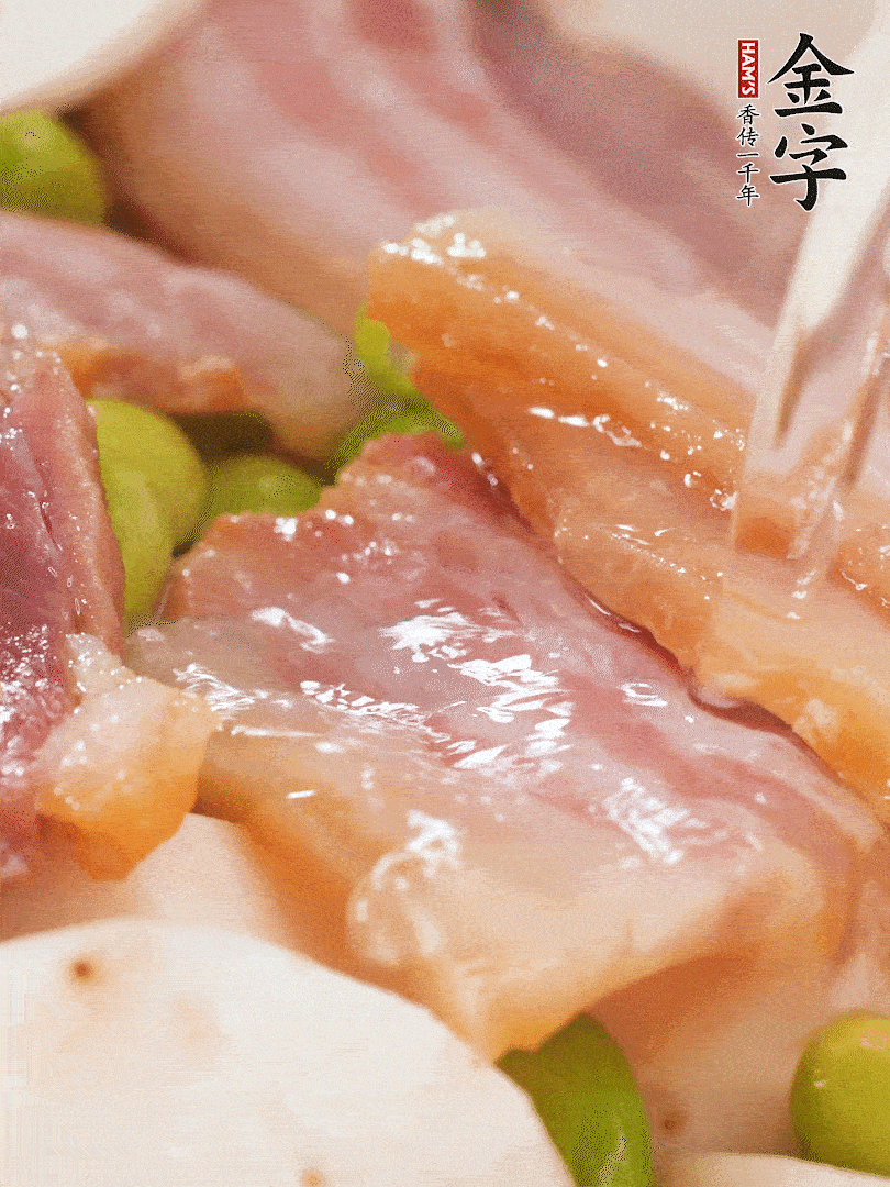 倒入芋艿、熟毛豆，翻炒均勻，加1小碗水煮開(kāi)