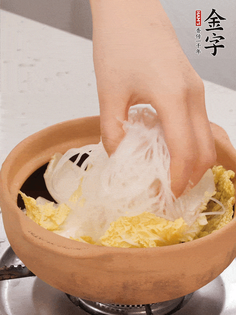 放入提前泡軟的粉絲，蓋上蒜蓉醬汁