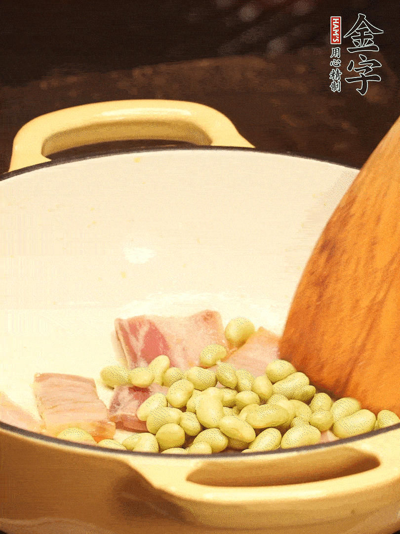 加入青豆、香菇翻炒出香味