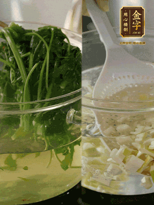 春筍切丁焯水；薺菜加鹽焯水，過涼水后切成細(xì)末