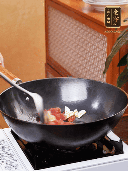 熱油，香腸微微煸出香味，加蒜片、小米辣
