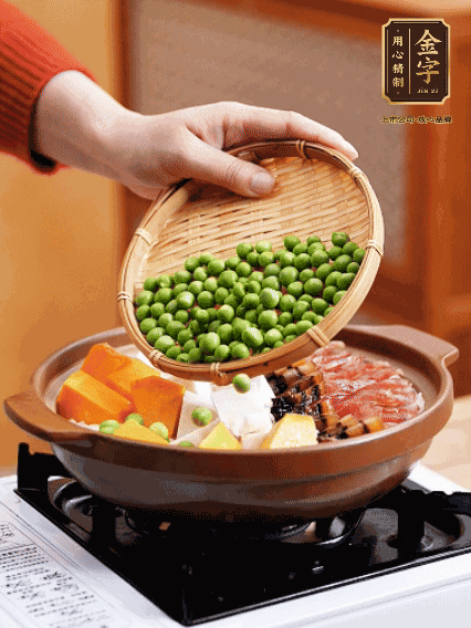 再鋪上臘腸、醬油肉、豌豆，小火煲6分鐘