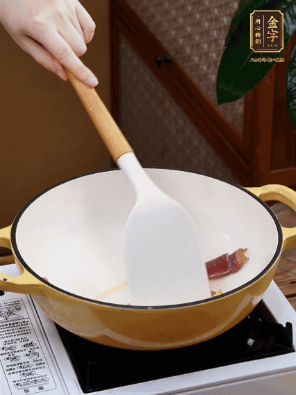 油熱，姜絲、火腿微微煸出香味
