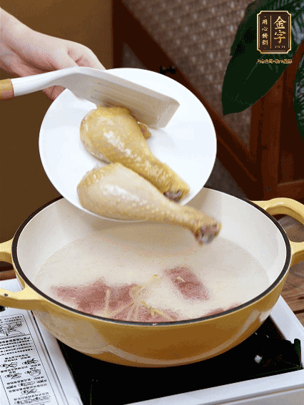 倒清水，放雞腿，大火煮開(kāi)轉(zhuǎn)中小火煮20分鐘