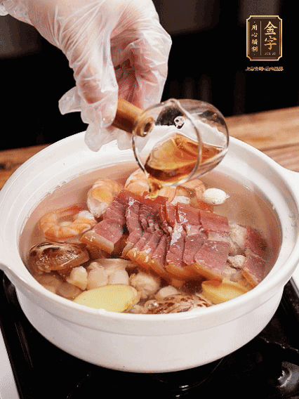 7種食材+帶皮冬瓜塊用砂鍋/電飯煲煮湯功能煮熟，少許鹽、花雕調(diào)味