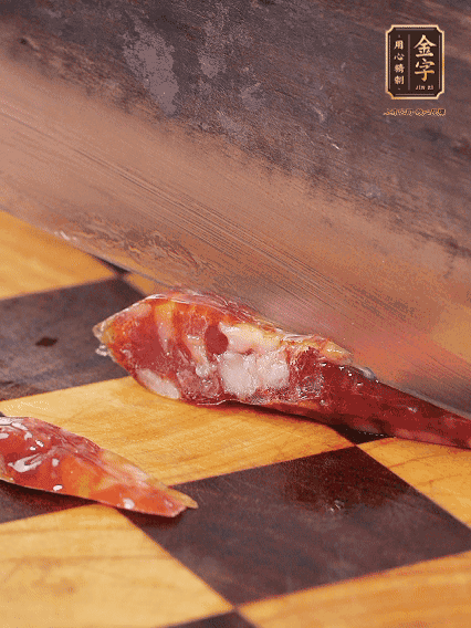 金字金華香腸切片，調(diào)制煲仔飯料汁：生抽2勺+蠔油1勺+1勺芝麻油+半勺糖