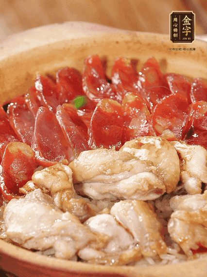 蓋蓋小火燜，沿鍋邊淋一圈油，轉(zhuǎn)動砂鍋燜4分鐘